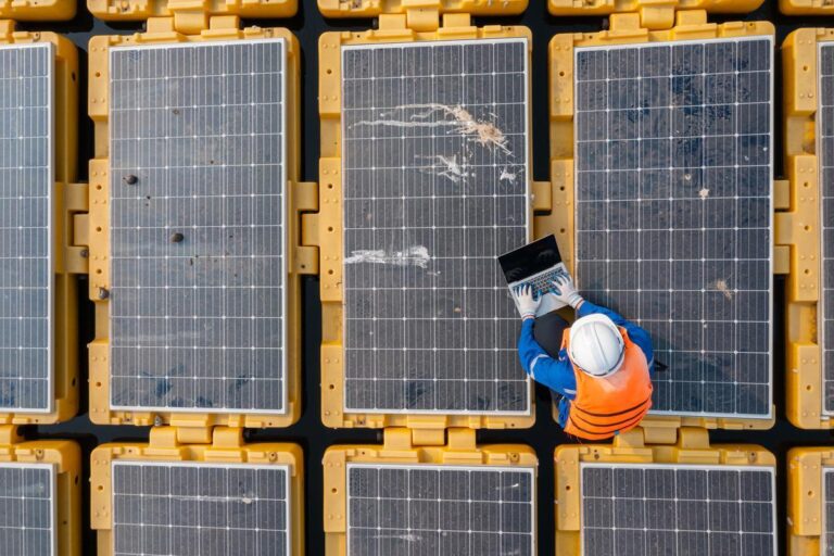 Mantenimiento de placas solares.jpg