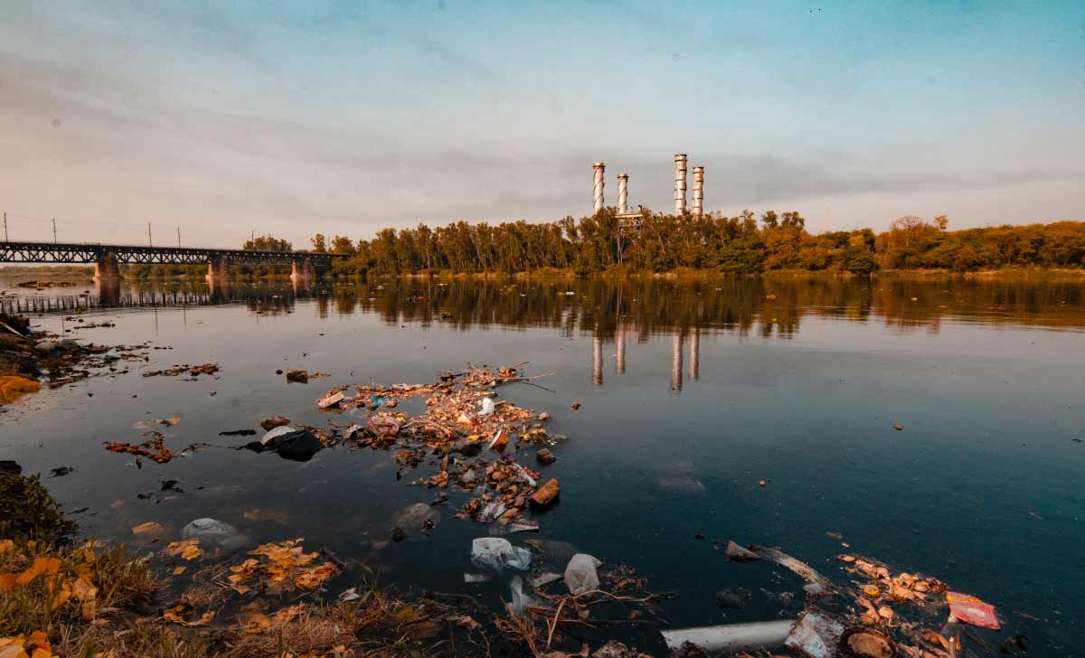 Los impactos ambientales son cambios en las características naturales de un lugar, provocados por la acción humana