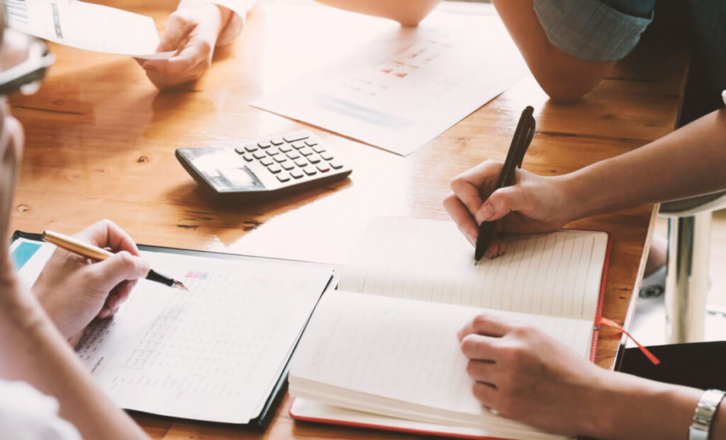 ¿Cuál es la importancia de mantener la organización en el trabajo?